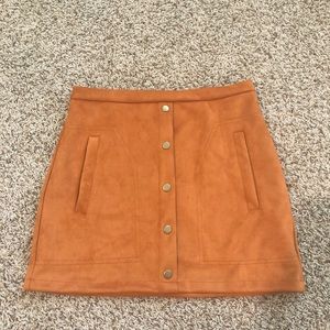 Women’s button front faux suede skirt.